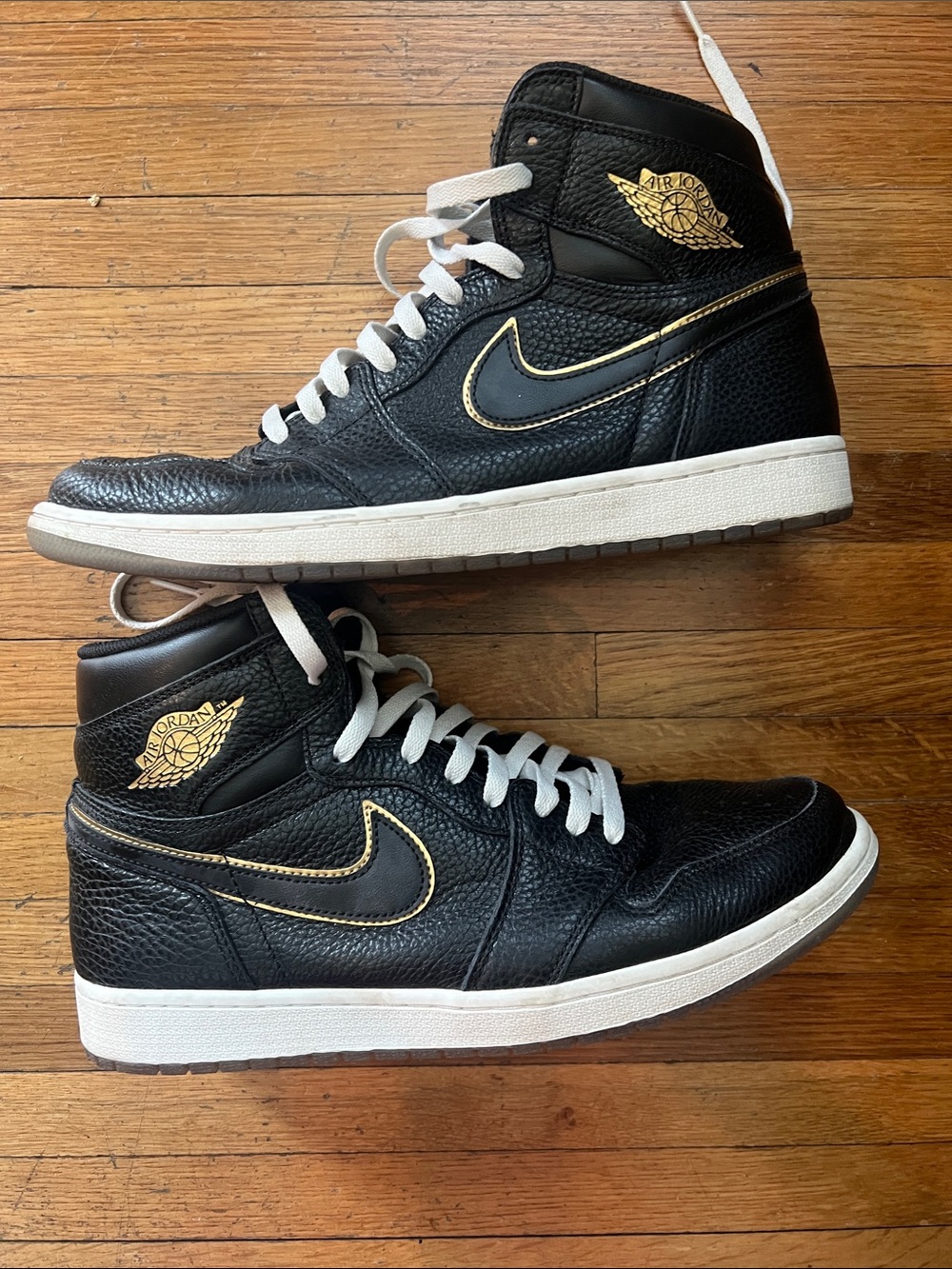 Nike Black and Gold High-Top Sneakers air Jordan
